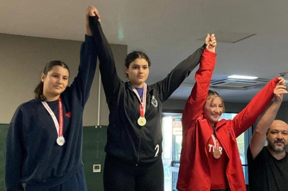 Konya Karataylı haltercilerden şampiyonada madalyalı kutlama