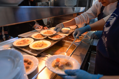 İzmir'de her gün 4 çeşit yemekle hayatlar ısınıyor