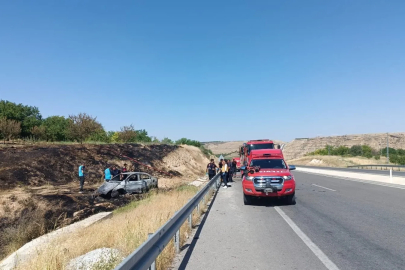 Bariyerlere çarpan otomobil alev aldı: 1 ölü, 1 ağır yaralı

