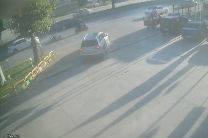 Direksiyon hakimiyetini kaybeden motosiklet otomobile çarptı
