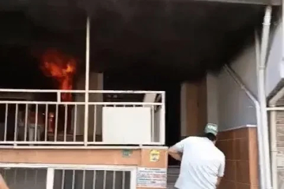 4 katlı evin giriş katında çıkan yangına ilk müdahaleyi vatandaşlar yaptı
