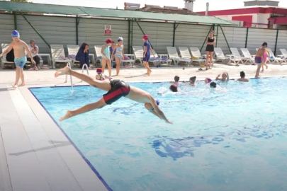 Bursa Yenişehir'de 140 minik sporcu yüzme öğrendi