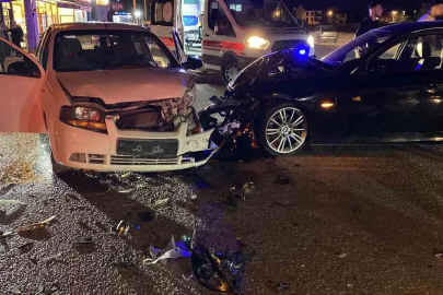 Otomobiller kafa kafaya çarpıştı: 2 yaralı
