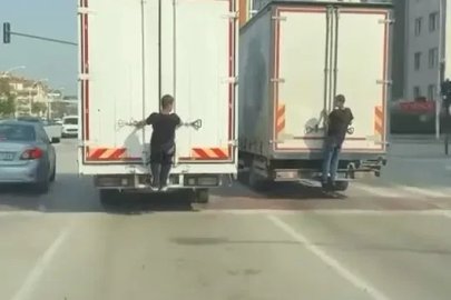 Çocukların tehlikeli oyunu kamerada
