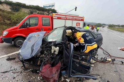 Bursa-Yalova kara yolunda kamyon ile otomobil çarpıştı: 2 yaralı

