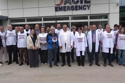Bursa’da NEV Hastanesi önünde 6 aydır maaşlarını alamayan hekimlerden eylem
